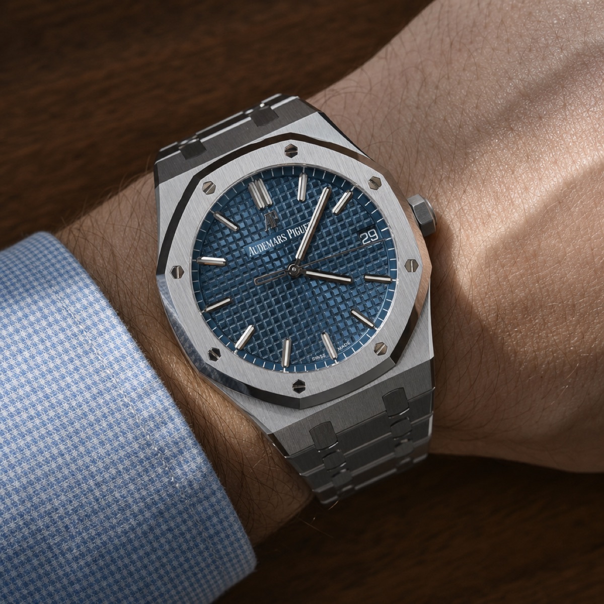 Close view of the blue Royal Oak 15500ST dial, showing the date window near the edge at three o'clock, the short wide hour markers and the smooth printed minute ring